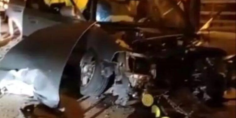 Avtomobil evin divarına çırpıldı: 3 yaralı