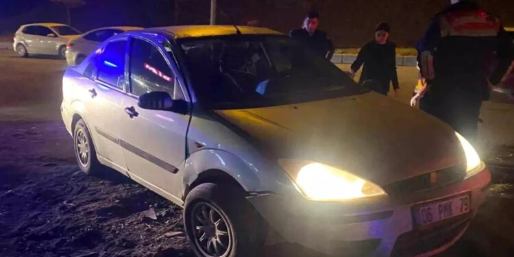 Avtomobil səkiyə çırpıldı: 4 yaralı