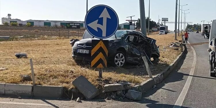 Minik avtomobili yük maşını ilə toqquşdu: 3 yaralı