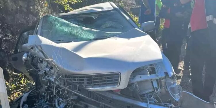 Avtomobil divara çırpıldı: 2 yaralı