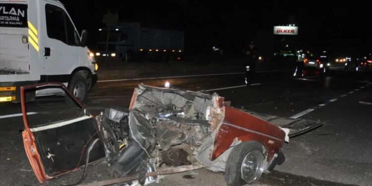 Minik avtomobili və yük maşını toqquşdu: 5 ölü, 6 yaralı