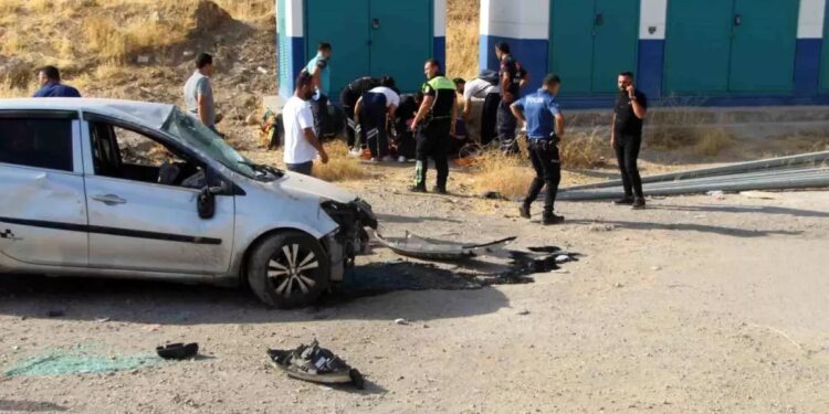 Avtomobil səkiyə çırpıldı: Körpə yaralandı