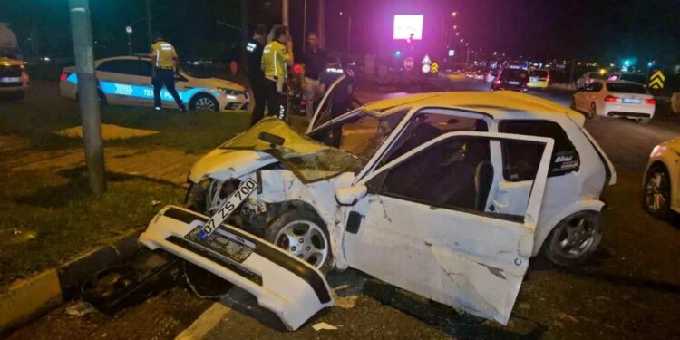 Minik avtomobili qırmızı işıqda gözləyən avtomobilə çırpıldı: 4 yaralı