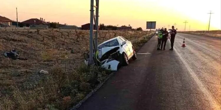 Avtomobil dirəyə çırpıldı: 3 yaralı