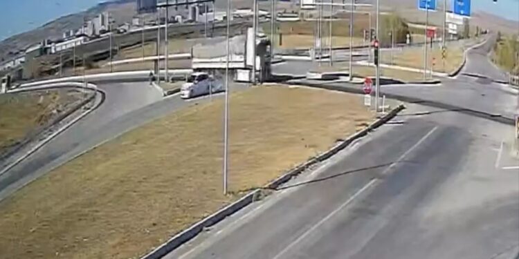 Minik avtomobili və TIR toqquşdu: 4 yaralı