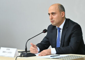 “Oturub uşaqlara normal dərslik yazmaq lazımdır” – Nazir