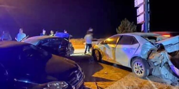 Avtomobil parklanmış vəziyyətdə olan avtomobillərə çırpıldı: 3 yaralı