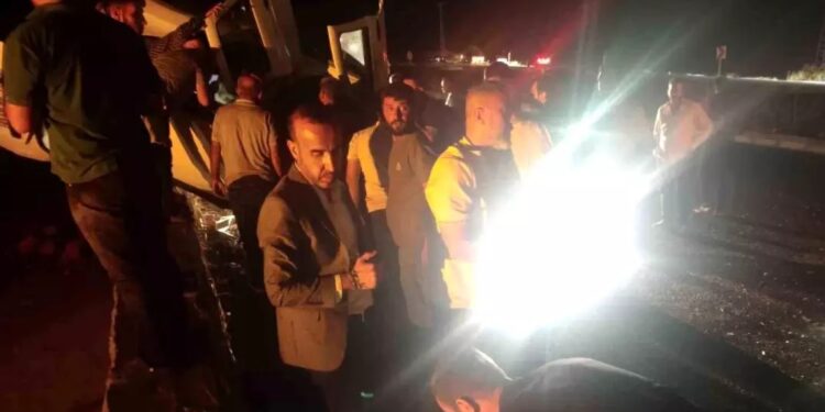 Mikroavtobus və minik avtomobili toqquşdu: 1 ölü, 5 yaralı