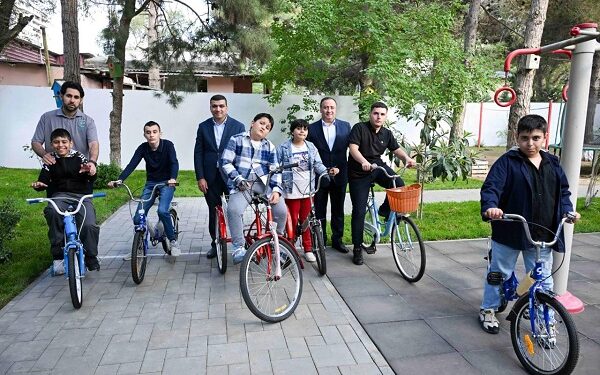 Bir qrup autizmli gəncə velosipedlər hədiyyə edilib