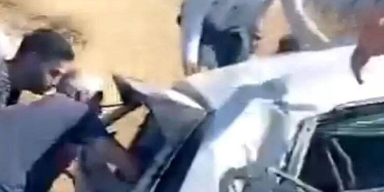 Avtomobil baryerlərə və dirəyə çırpıldı: 2 yaralı