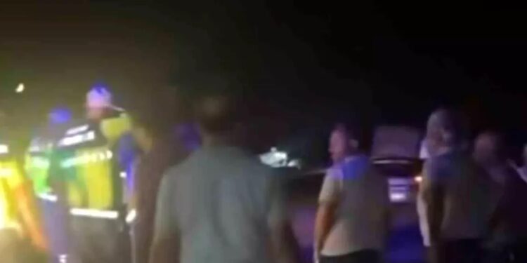 Minik avtomobili piyadanı vurdu