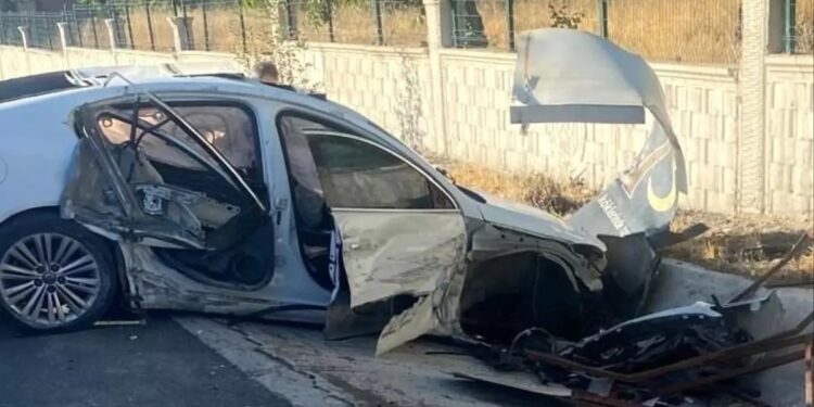 Minik avtomobili və bezindaşıyan tanker toqquşdu: 2 yaralı