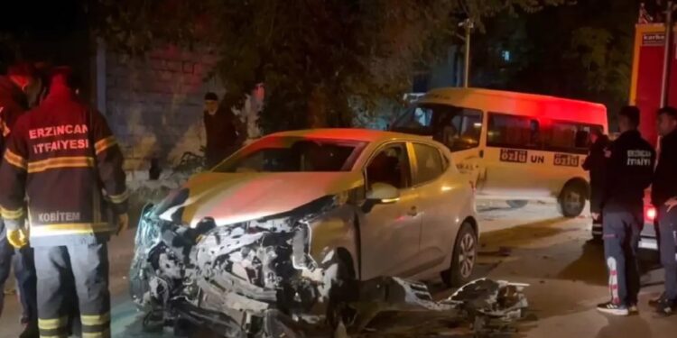 Mikroavtobus və minik avtomobili toqquşdu