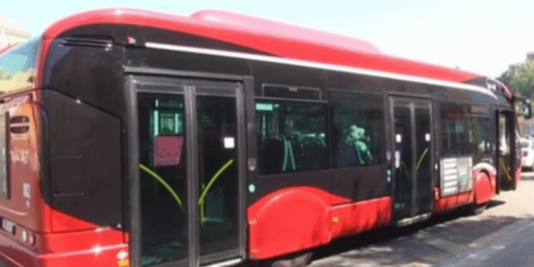 “28 May”da bədbəxt hadisə - “Bakubus”un avtobusu qadını vurdu