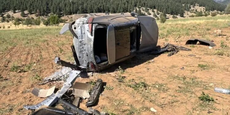 Avtomobil tarlaya aşdı: 2 yaralı