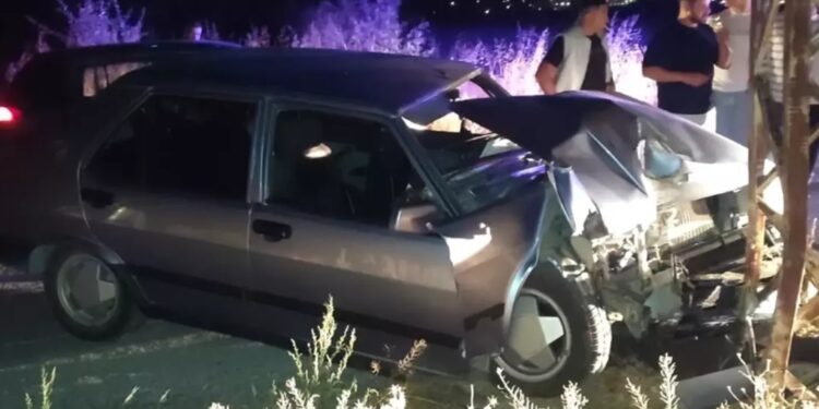 Avtomobil işıq dirəyinə çırpıldı: 3 yaralı