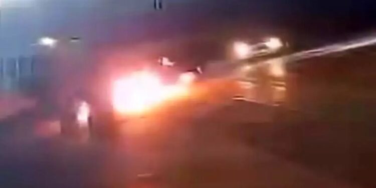 Minik avtomobil yandı