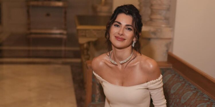 Nəsrin Cavadzadə dekolteli libası ilə diqqət çəkdi - FOTOLAR