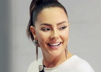 Ebru Gündeş makiyajsız halda yaxalandı – reaksiyası gündəm oldu – FOTOLAR