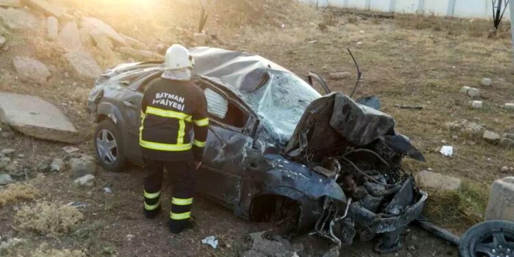 Avtomobil yol kənarına aşdı: 2 yaralı