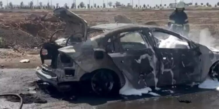 Parklanmış vəziyyətdə olan avtomobil yandı