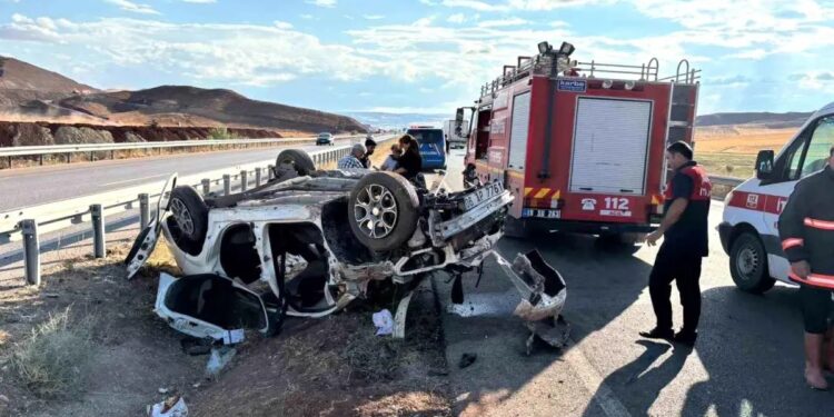 Baryerə çırpılan avtomobil aşdı: 3 yaralı