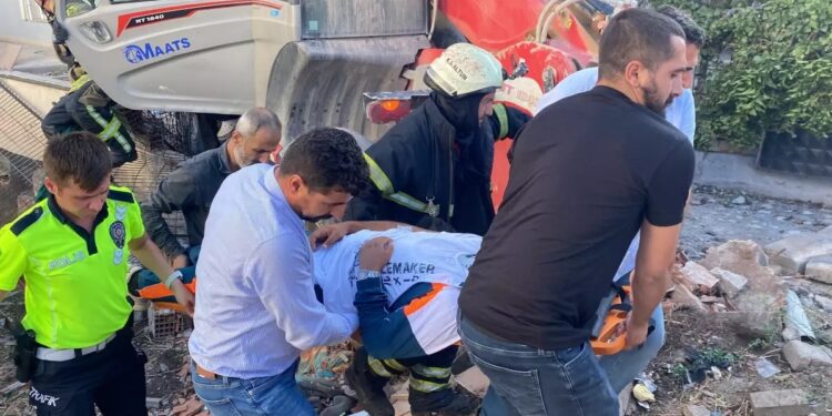 Əyləcində problem yaranan ekskavator qəzaya səbəb oldu: 4 yaralı