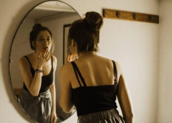 İnsanlar güzgüdə özlərinə baxmağı niyə bu qədər çox sevir? – Psixoloqlar AÇIQLADI