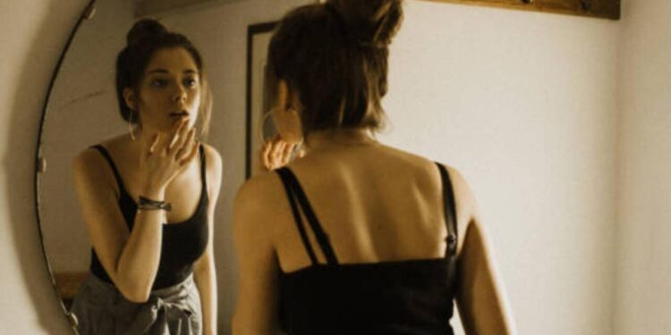 İnsanlar güzgüdə özlərinə baxmağı niyə bu qədər çox sevir? - Psixoloqlar AÇIQLADI