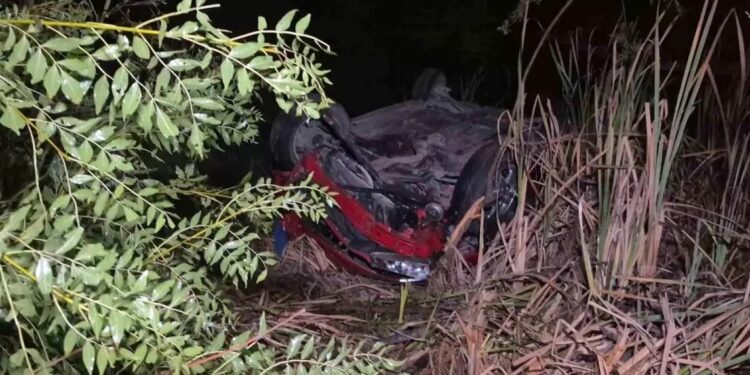 Avtomobil yol kənarına aşdı: 3 yaralı