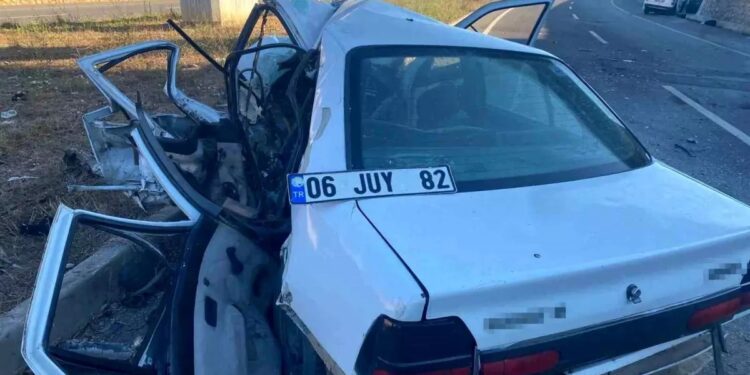 Minik avtomobili və TIR toqquşdu: 21 yaşlı sürücü öldü