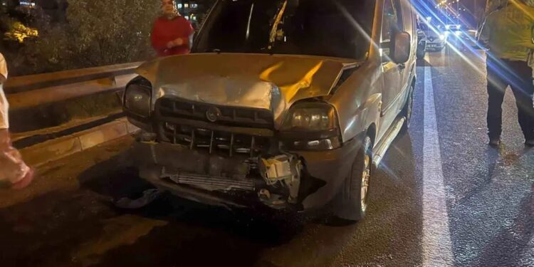 Avtomobil işıq dirəyinə çırpıldı: 2 yaralı