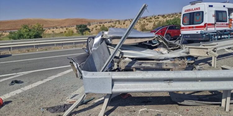 Avtomobil baryerlərə çırpıldı: 1 ölü, 4 yaralı