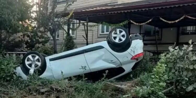 Avtomobil parklanmış vəziyyətdə olan avtomobilə çırpılaraq aşdı