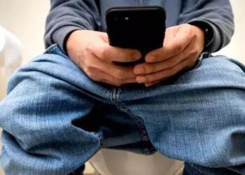 Tualetə telefonla gedənlər üçün böyük risk: Mütəxəssislər xəbərdarlıq etdi