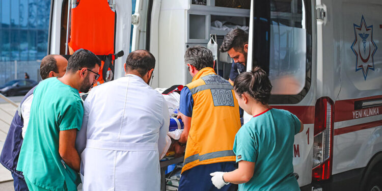 Bakıda sərnişinlə dolu mikroavtobus qəzaya düşdü: 10-dan çox yaralı var - FOTO