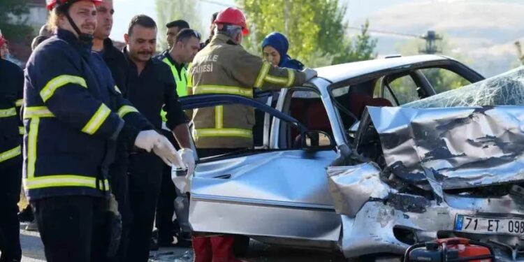 İki avtomobil toqquşdu: Hər iki sürücü öldü