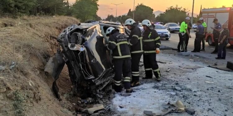 Avtomobil avtobus dayanacağına çırpıldı: 2 yaralı
