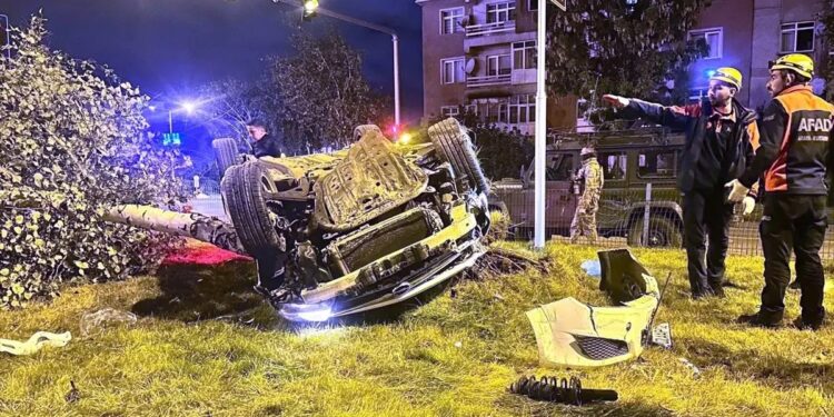 Avtomobil səkiyə və ağaca çırpılaraq aşd: 4 yaralı