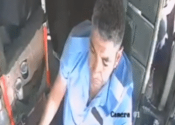 Biləcəridə qəza zamanı 92 nömrəli avtobus sürücüsü sərnişinləri xilas etdi – VİDEO