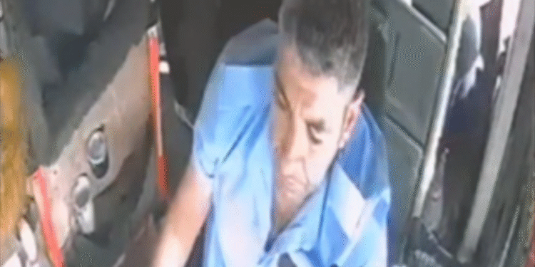 Biləcəridə qəza zamanı 92 nömrəli avtobus sürücüsü sərnişinləri xilas etdi – VİDEO