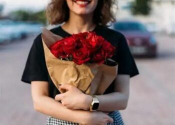 Müəllim valideynlərin verdiyi gülləri 10 manata satır – FOTO