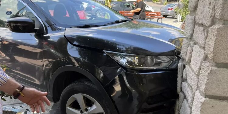 Əyləcində problem yaranan avtomobil qəzaya səbəb oldu