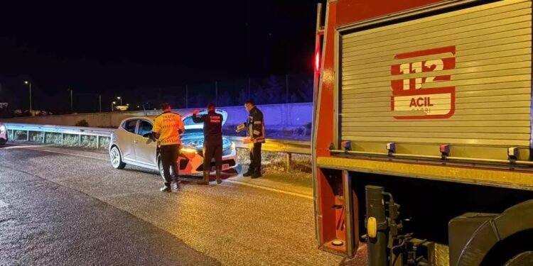 Avtomobil baryerlərə çırpıldı: 3 yaralı