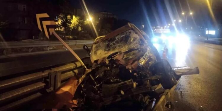 Avtomobil baryerə çırpıldı: 3 yaralı