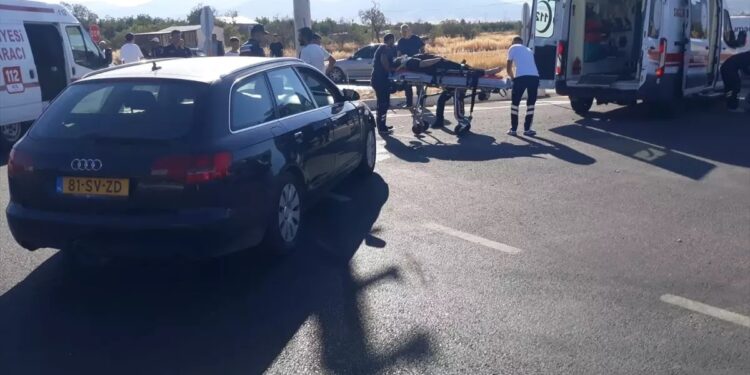 İki avtomobil toqquşdu: 3 yaralı