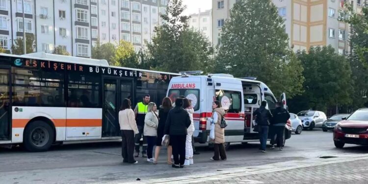 Minik avtomobili piyadanı vurdu