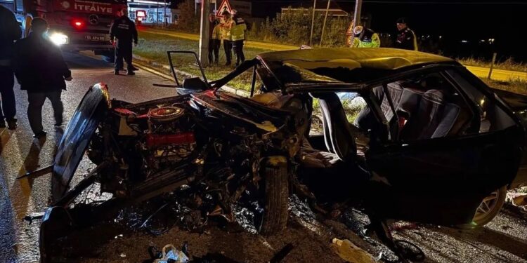 Avtomobil işıq dirəyinə çırpıldı: 64 yaşlı sürücü yaralandı