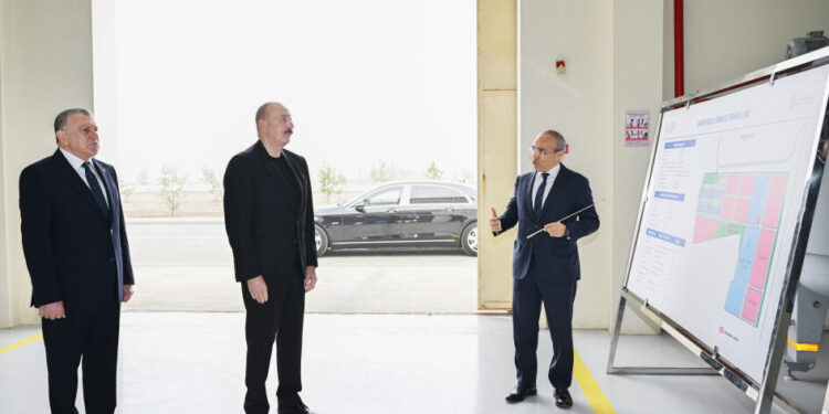 Prezident Sabirabadda aqrokimyəvi vasitələrin istehsalı müəssisəsinin fəaliyyəti ilə tanış olub - FOTOLAR