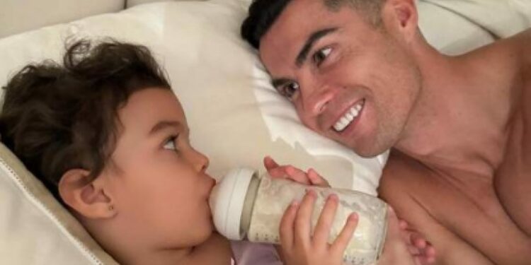 Ronaldonun qızı ilə fotosu gündəm oldu